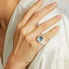 Anello Mon Chevalier - Smalto bianco e pietra Topazio Azzurro