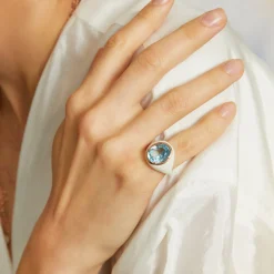 Anello Mon Chevalier - Smalto bianco e pietra Topazio Azzurro